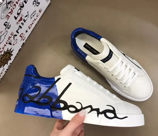 Dolce & Gabbana sneakers niski profil w bieli, niebieskim i czerni na zdjęciu produktowym.
