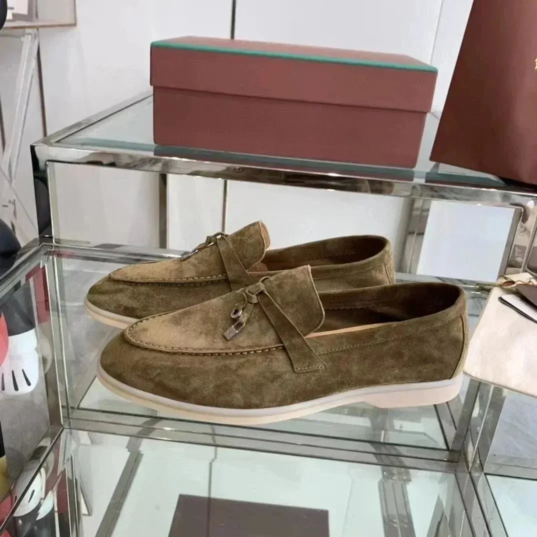 Loro Piana zamszowe loafersy w oliwkowym brązie z jasną podeszwą
