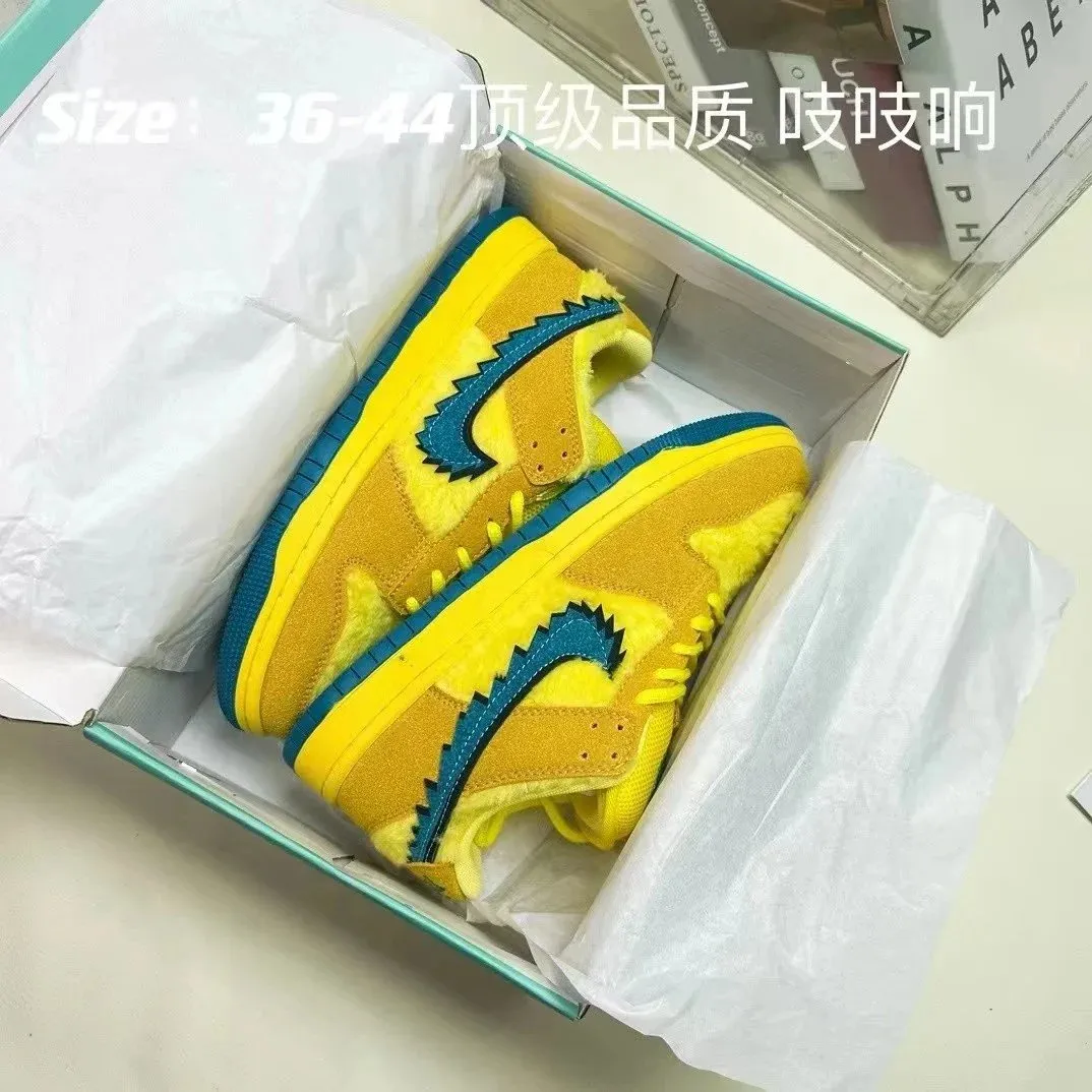 Nike sneakers w niskim fasonie, żółto-turkusowe, z futrzanymi panelami i niebieskim Swooshem.