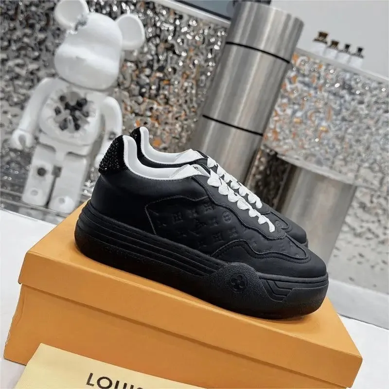 Louis Vuitton sneakers z grubą podeszwą, białymi sznurowadłami i czarno-białą cholewką.