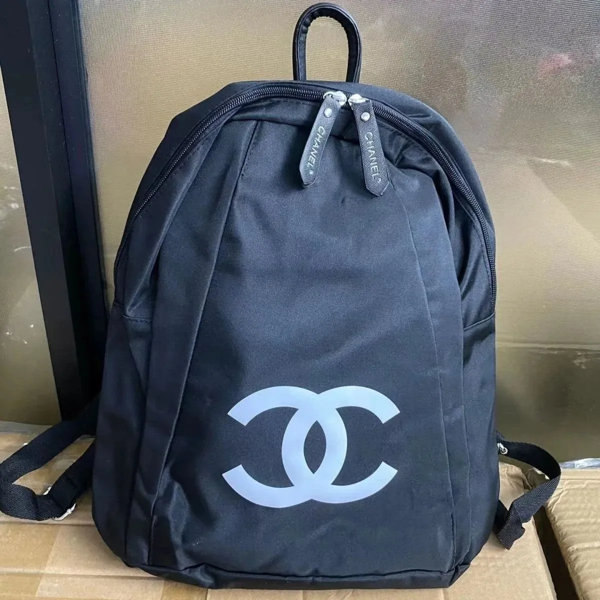 Chanel Backpack czarny z dużym logo z przodu, widok z przodu
