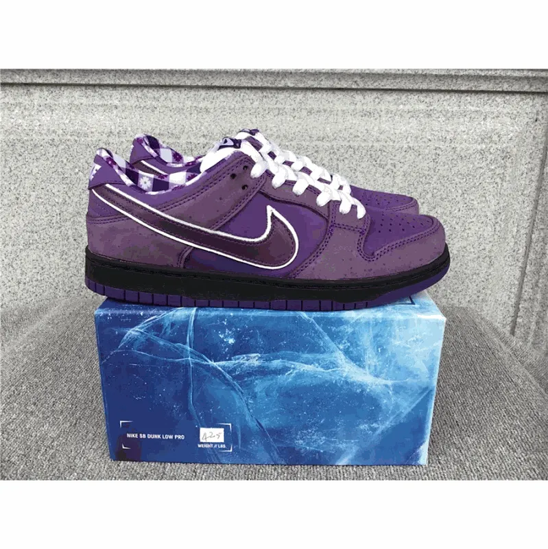 Fioletowe Nike sneakersy codzienne niski profil z dużym białym Swooshem na boku.