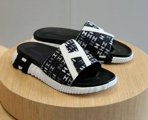 Hermes patterned slide sandals w czarno-białym wzorze monogramu na szerokim pasku.