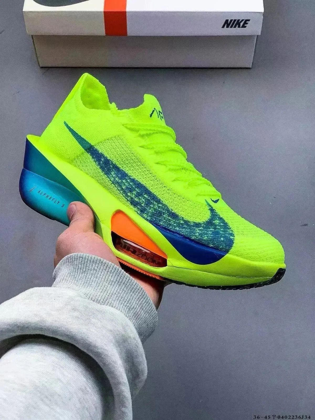 Nike Running Sneakers w neonowo zielonej kolorystyce z dużym granatowym Swooshem.