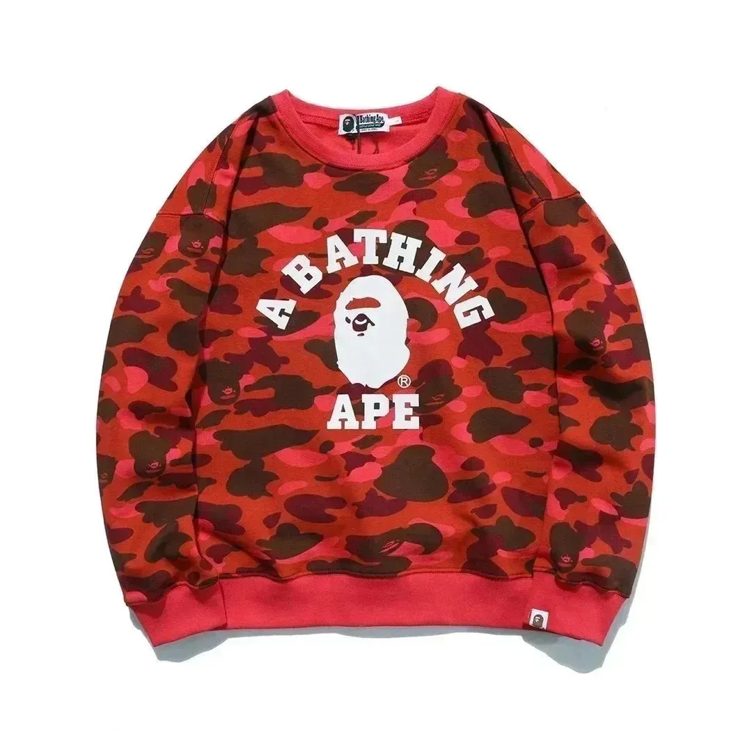 BAPE crewneck sweatshirt z camo i dużym nadrukiem na białym tle