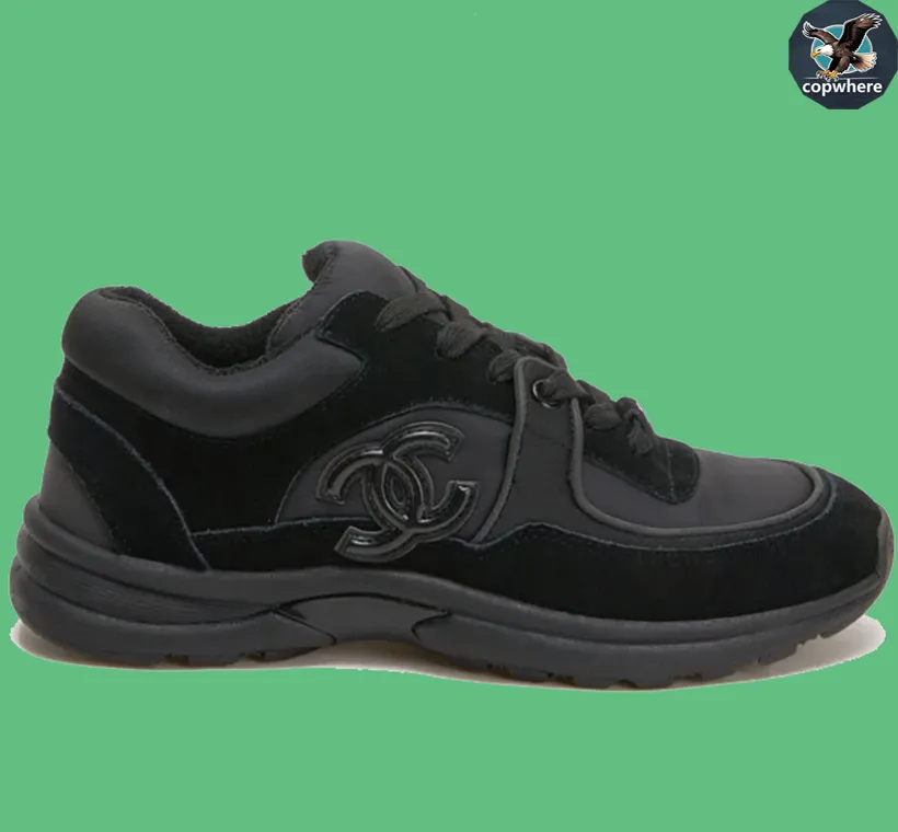 Czarne Chanel sneakers z masywną podeszwą i bocznym logo na zielonym tle