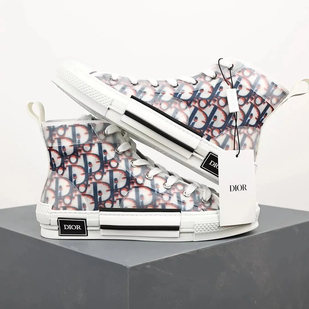 Dior wysokie sneakersy z monogramowym nadrukiem, białymi sznurowadłami i grubą podeszwą.