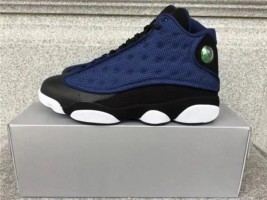 Jordan sneakers w wysokim fasonie, niebiesko-czarne z zielonym detalem na kostce.