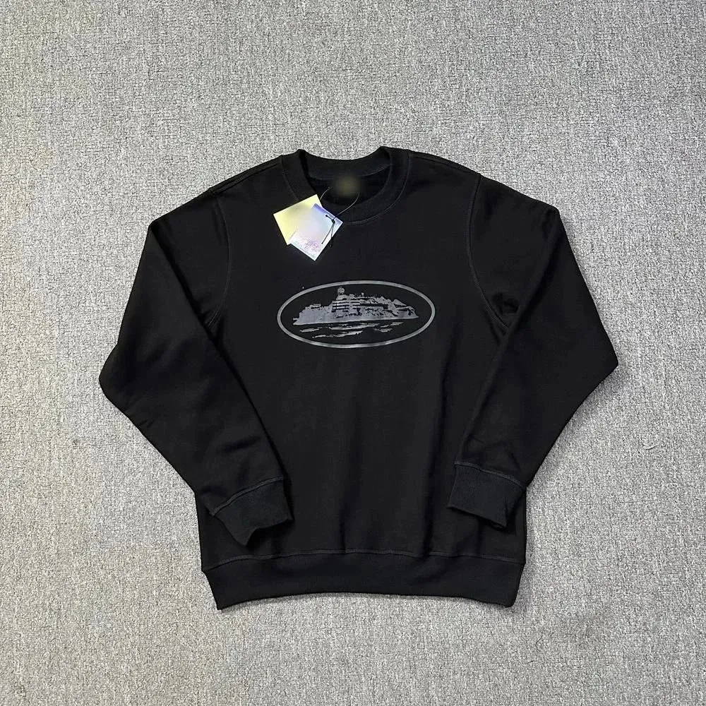 Corteiz hoodie w czerni z owalnym nadrukiem na piersi, widok z przodu