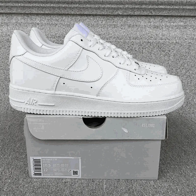 Nike Air Force 1 Low White Sneakers w białym kolorze, widok z boku na pudełku.
