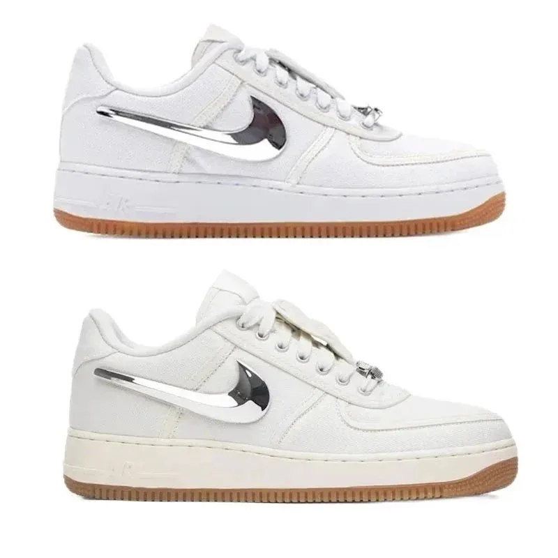 Nike niski profil sneakers z metalicznym Swooshem na białym tle