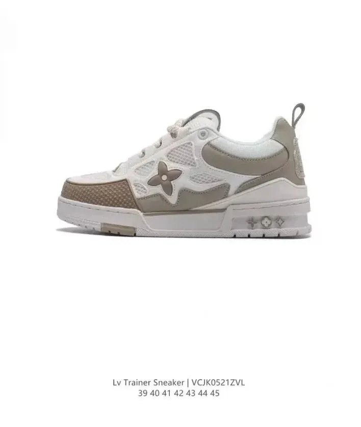 Louis Vuitton sneakers w bieli i beżu, z masywną podeszwą i monogramowym motywem.