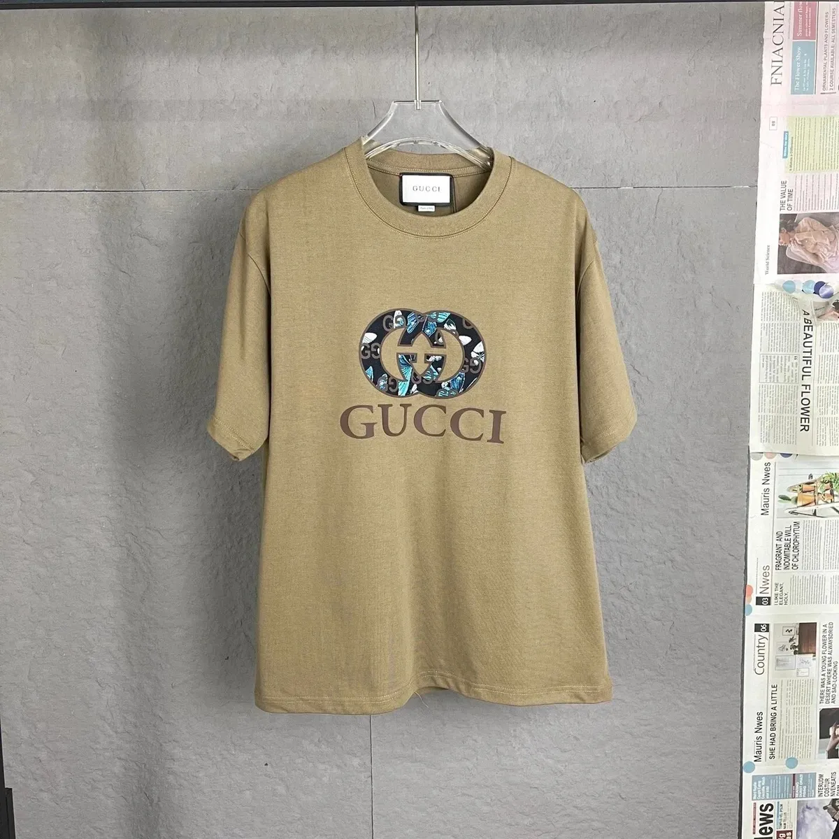 Gucci graphic relaxed-fit T-shirt in olive khaki with a centered chest logo.