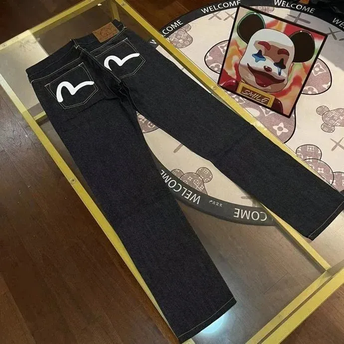 Evisu jeans w ciemnym kolorze z białym logo na tylnych kieszeniach