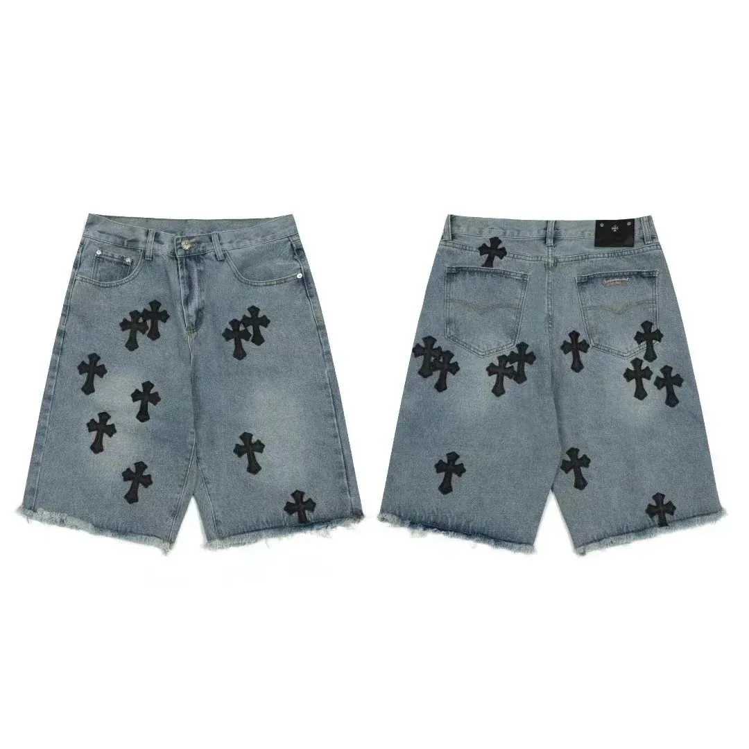 Chrome Hearts denim shorts z czarnymi krzyżami na jasnym tle
