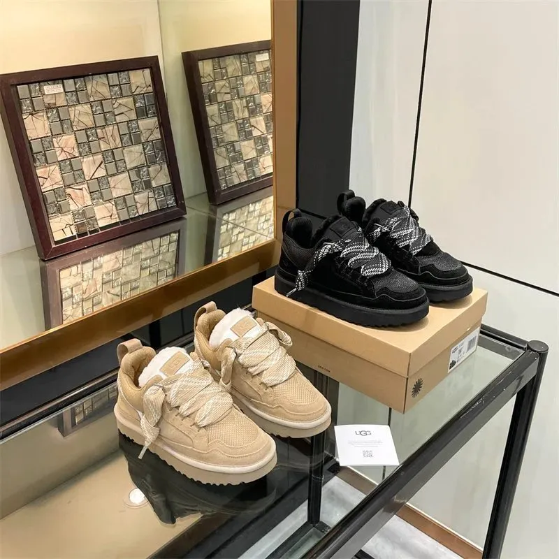UGG niski profil platform sneakers w czerni i beżu na zdjęciu produktowym.