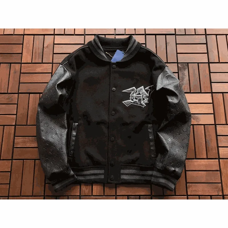 Louis Vuitton varsity jacket w czerni z kontrastowymi rękawami, widok z przodu.