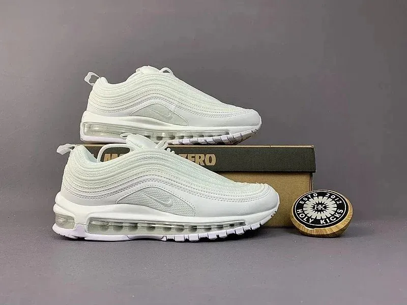 Nike sneakers w białej kolorystyce z przezroczystą amortyzacją na studio zdjęciu.