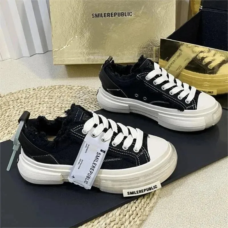 SMILEREPUBLIC sneakers niski profil black and white z grubą białą podeszwą.