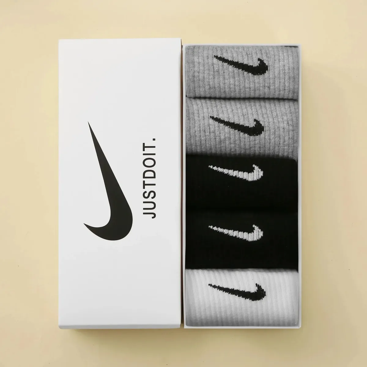 Nike skarpety crew w pudełku prezentowym z logo i czarno-szarą kolorystyką.
