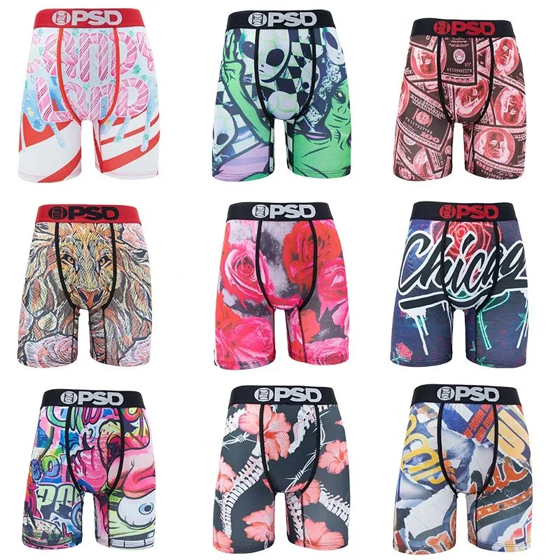 PSD boxer briefs z wielokolorowym nadrukiem i czarnym pasem z logo na białym tle.
