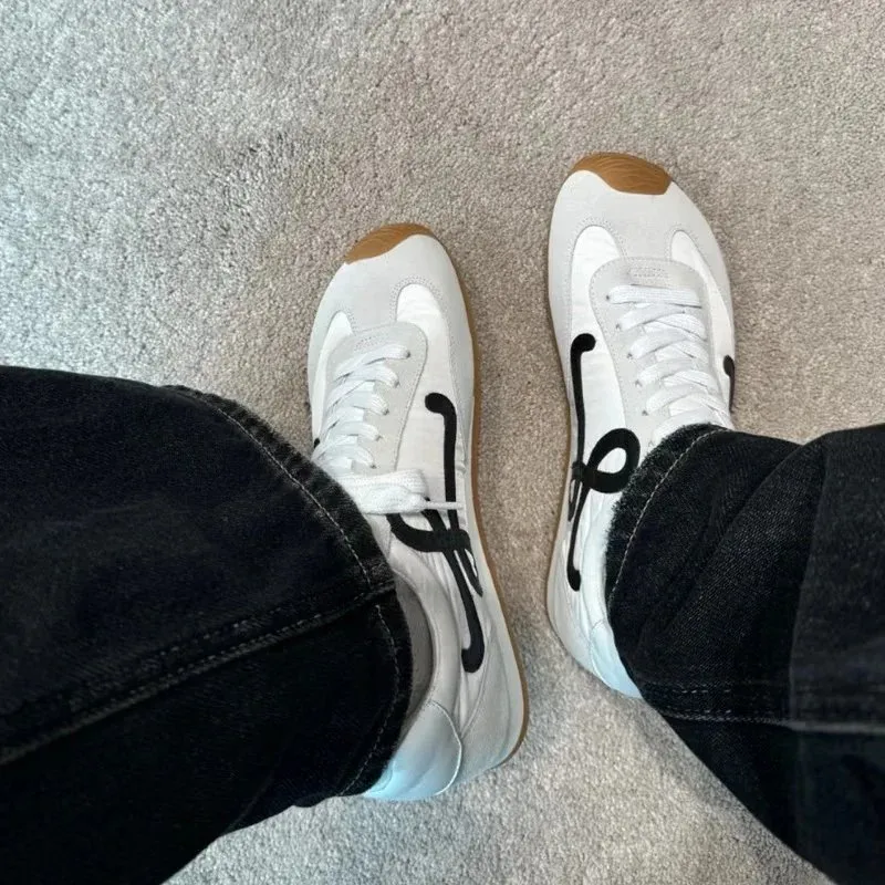 Loewe sneakersy niski profil z czarnym logo, białymi sznurówkami i gumowym noskiem