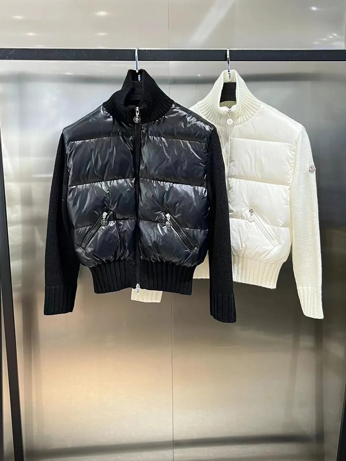 Moncler kurtka z pikowanym przodem i dzianinowymi rękawami na wieszaku.