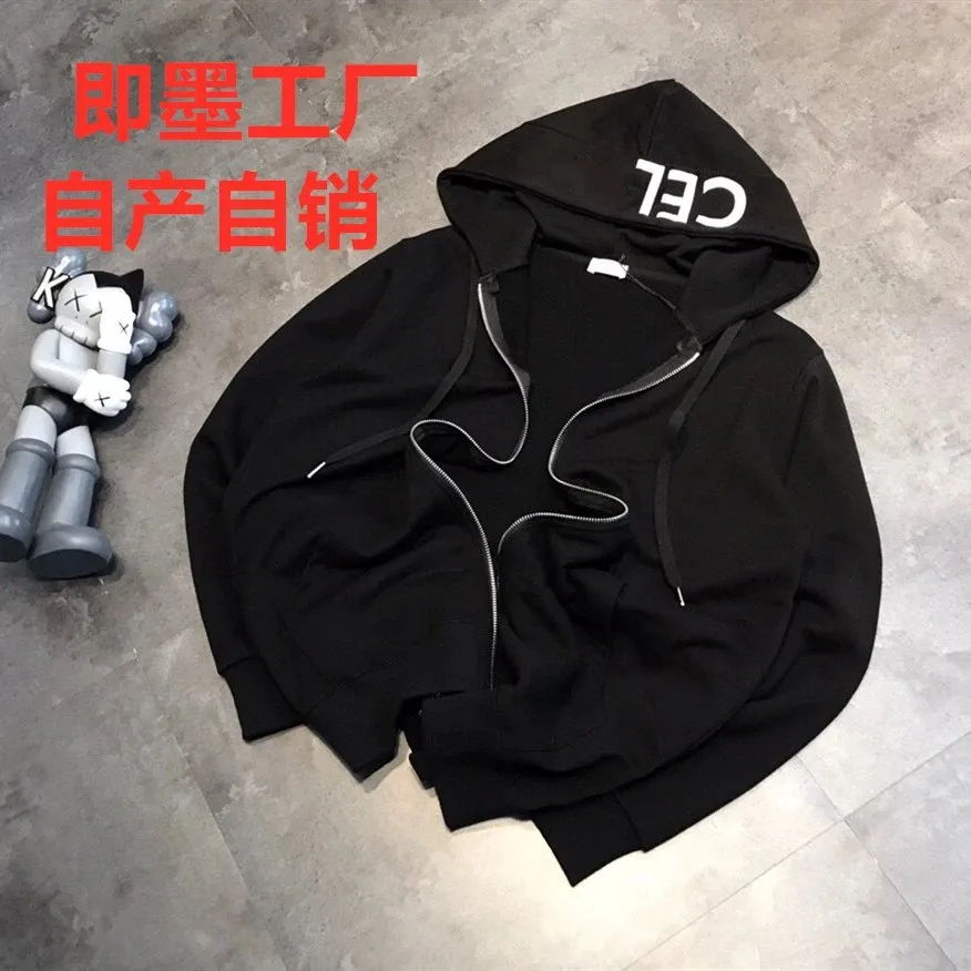 Celine czarna bluza zip-up z kapturem i białym nadrukiem na kapturze.