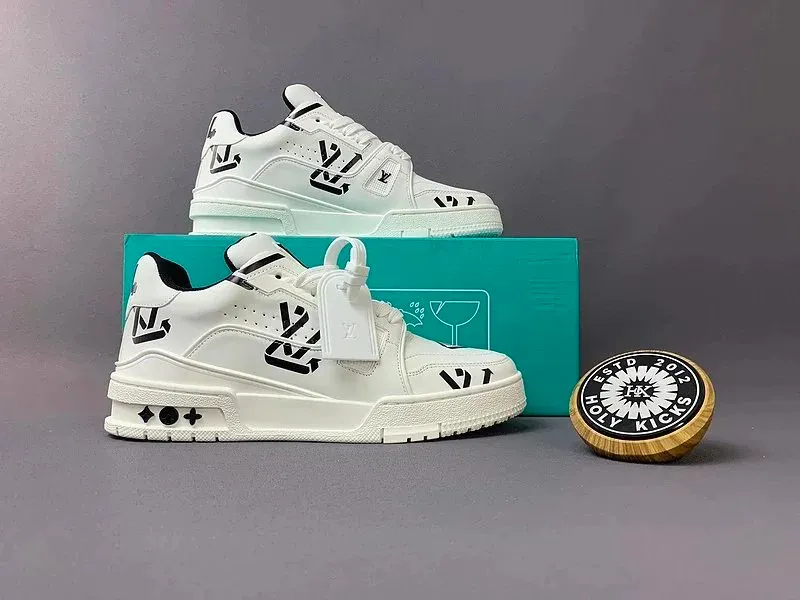 Białe sneakersy Louis Vuitton z czarnym monogramowym detalem i grubą podeszwą.