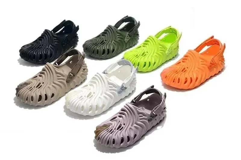 Crocs buty z ażurową cholewką, odkrytą piętą i wielokolorowym wykończeniem.