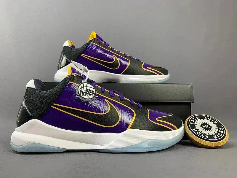 Nike sneakers w fioletu i czerni, niskie buty sportowe z złotym detalem.