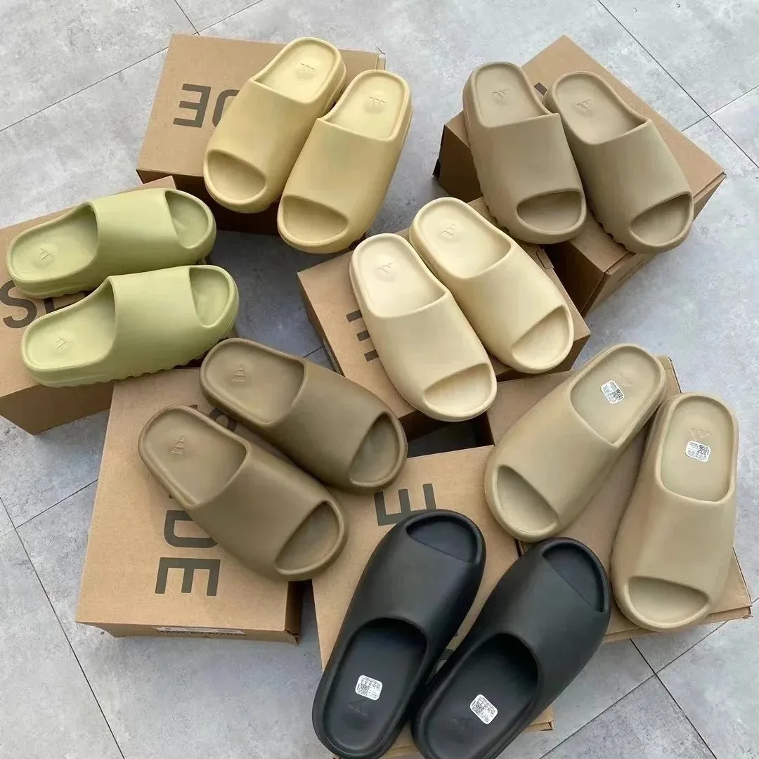 Adidas buty typu slide z otwartym noskiem i szerokim paskiem w jasnych kolorach