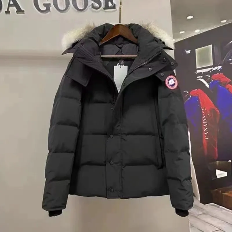 Czarna kurtka puffer Canada Goose z kapturem i futrzanym wykończeniem na manekinie.