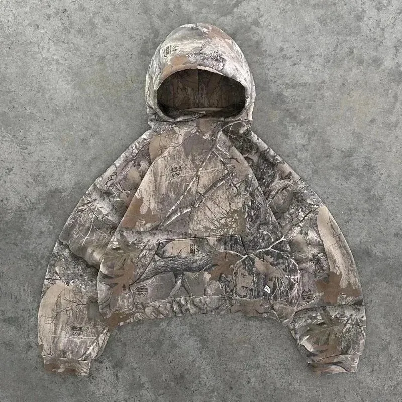 Burberry camo crewneck sweatshirt z kapturem, kieszenią kangurka i luźnym krojem.