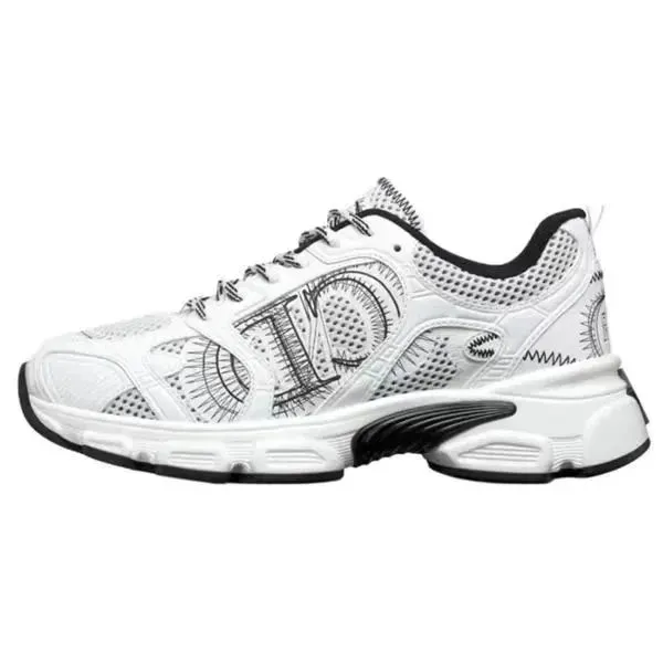 Dior sneakers z siateczkową cholewką, czarnymi detalami i grubą podeszwą na białym tle.