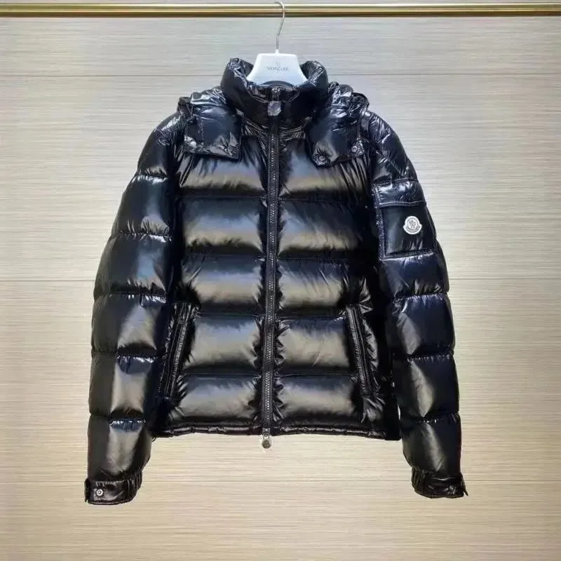 Moncler czarna błyszcząca kurtka puffer z kapturem na wieszaku