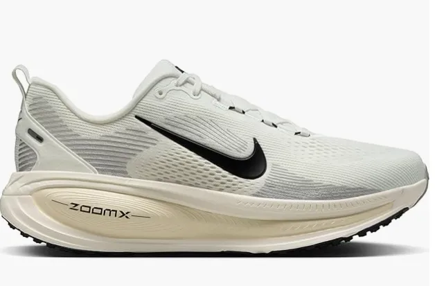 Nike sneakers w białej kolorystyce z czarnym Swooshem na zdjęciu studio.
