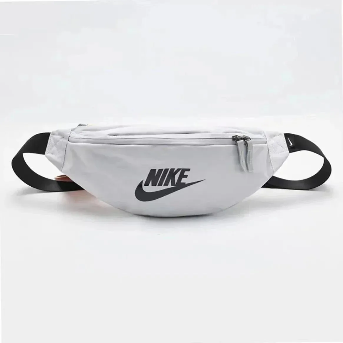 Nike biała saszetka na pas z dużym czarnym logo na froncie