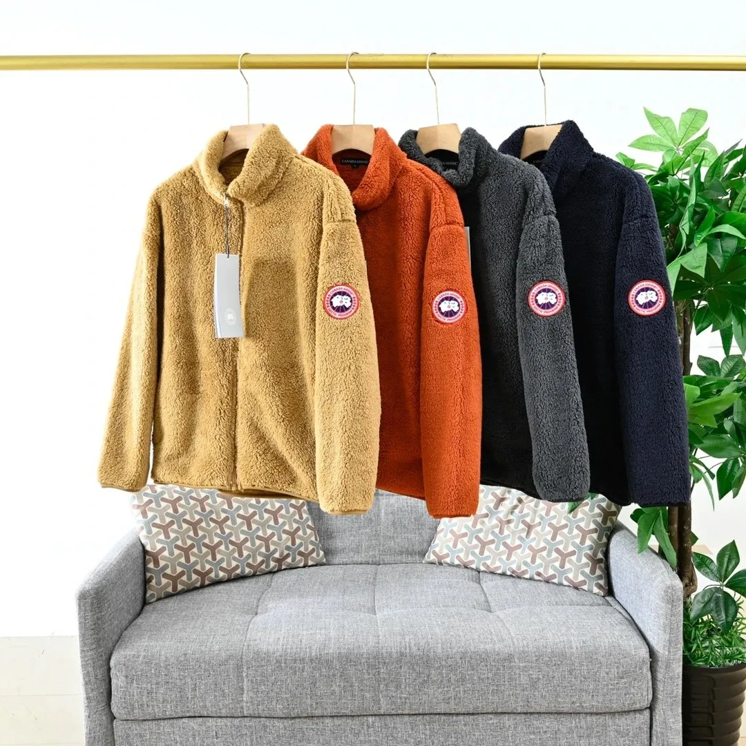 Canada Goose kurtka fleece z wysokim kołnierzem, w kilku kolorach na wieszaku.